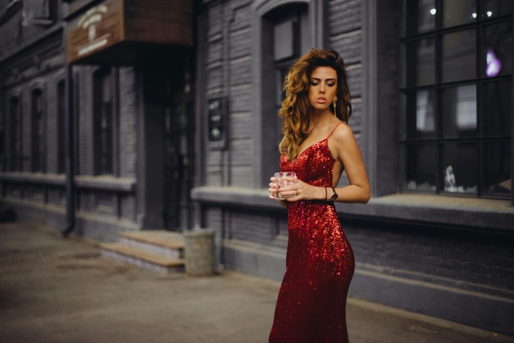 A women waering a beatuifull outfit