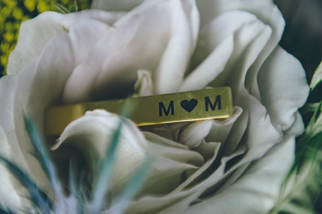 A name tag saying MOM in a flower